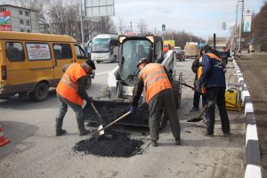 Днём 7 апреля на дорогах Ульяновска работает 80 единиц спецтехники