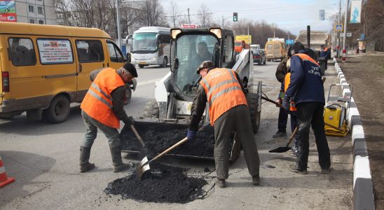Днём 7 апреля на дорогах Ульяновска работает 80 единиц спецтехники