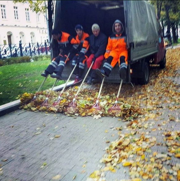 Уборка листьев в Москве