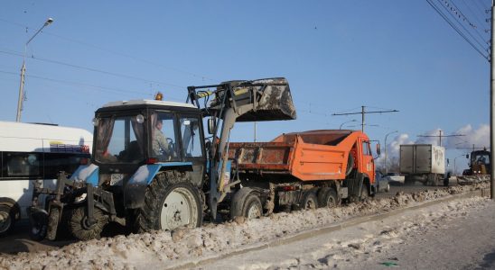 В ночь с 1 на 2 декабря на дорогах Ульяновска работало 49 единиц спецтехники