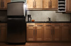 экономия элктроэнергии, холодильник в тёмной кухне
