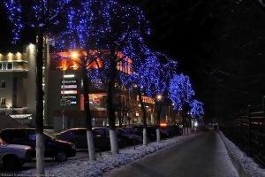 На кольце у Центробанка в Ульяновске появилась 9-метровая световая ель
