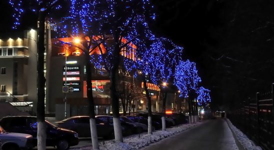 На кольце у Центробанка в Ульяновске появилась 9-метровая световая ель