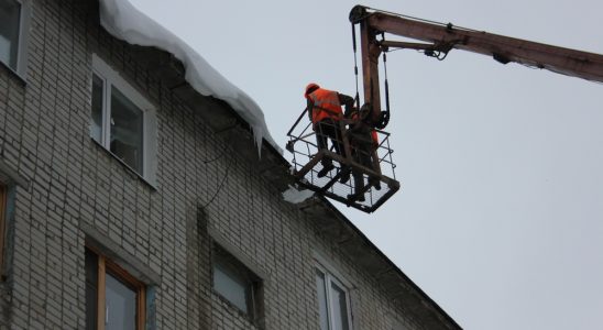 В Ульяновске завершается очистка кровель от сосулек и снега