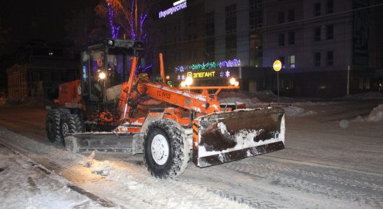 Ульяновские дорожники борются с последствиями снегопада и метели