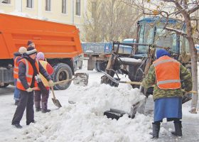Зимой в ульяновских дворах будут убирать снег 90 спецмашин