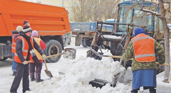 Зимой в ульяновских дворах будут убирать снег 90 спецмашин
