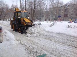 Ульяновские дворы расчищает тяжёлая техника